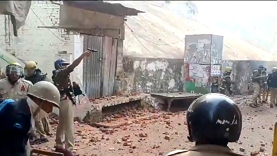 संंभल में पुलिस द्वारा फायरिंग की ऐसी तस्वीरें सोशल मीडिया पर वायरल हो रही थीं