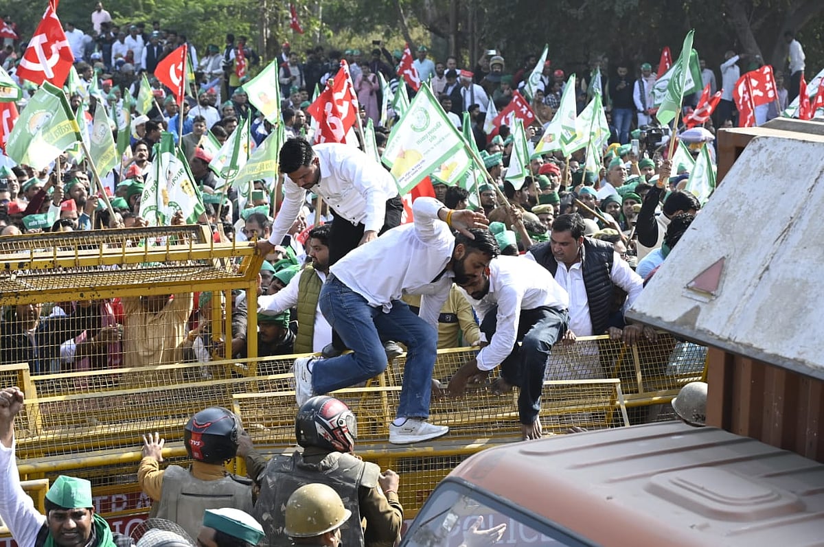 किसान संगठनों के कार्यकर्ता नोएडा से दिल्ली की ओर बढ़ चुके हैं। 