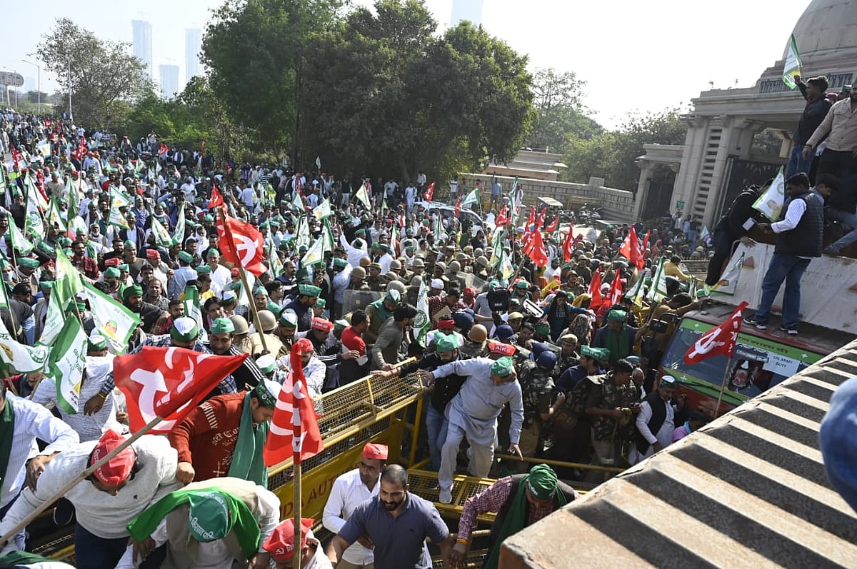  नोएडा से आगे बढ़ रहे किसानों ने दलित प्रेरणा स्थल के पास पुलिस की बैरिकेडिंग तोड़ दी है।