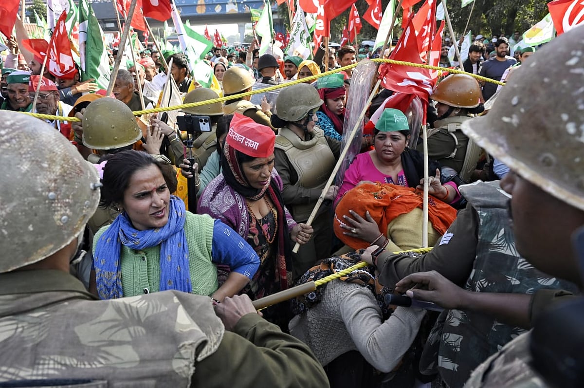 प्रदर्शन कर रहे किसानों में महिला कार्यकर्ता भी शामिल