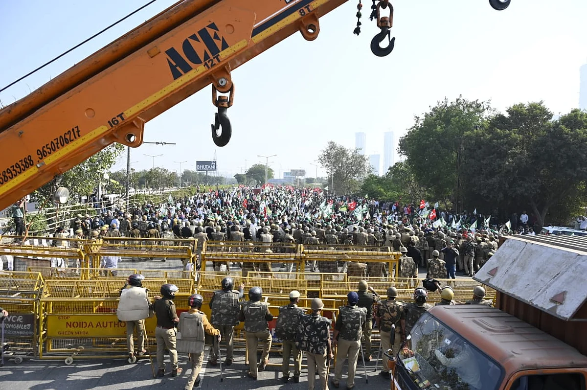 डीएनडी के पास नोएडा पुलिस ने बाड़बंदी सख्त कर दी है। इधर, नोएडा एक्सप्रेस-वे की दोनों लेन बंद कर दी गई है।