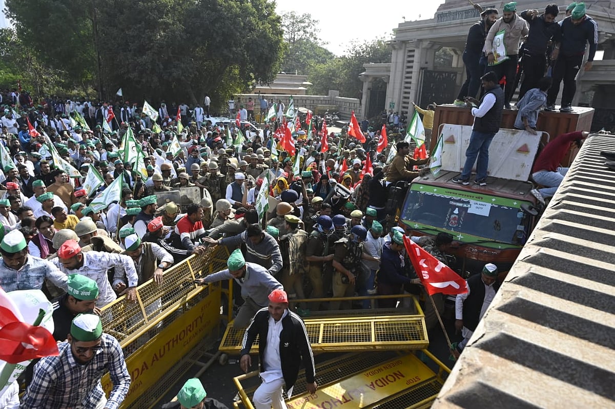 संसद का घेराव करने निकले किसान, आरएएफ और वज्र वाहन ने रोका रास्ता, ड्रोन से निगरानी
