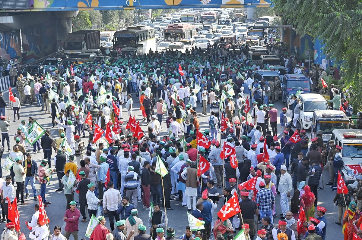 किसान पांच मांगों को लेकर आंदोलनरत हैं. इनमें पुराने भूमि अधिग्रहण कानून के तहत प्रभावित किसानों को 10% प्लॉट और 64.7% बढ़ा हुआ मुआवजा, 1 जनवरी 2014 के बाद अधिग्रहित भूमि पर बाजार दर का चार गुना मुआवजा और 10% प्लॉट, भूमिहीन किसानों के बच्चों को रोजगार और पुनर्वास का लाभ, हाई पावर कमेटी द्वारा पास किए गए मुद्दों पर सरकारी आदेश जारी हो और आबादी क्षेत्र का उचित निस्तारण करने जैसी मांगें शामिल हैं