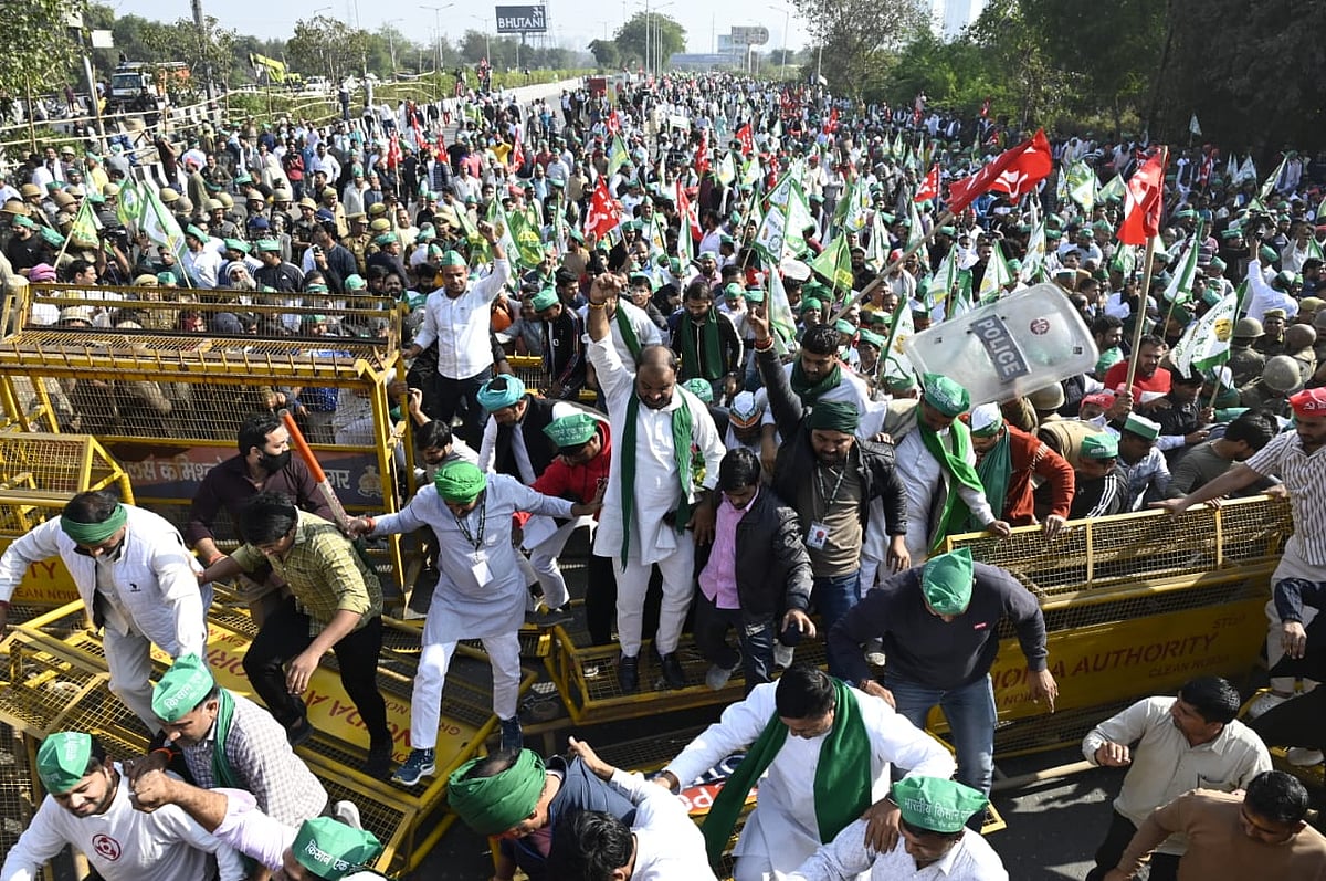 पुलिस ने किसानों को रोकने के लिए दिल्ली की सीमाओं पर बैरियर लगाए थे।