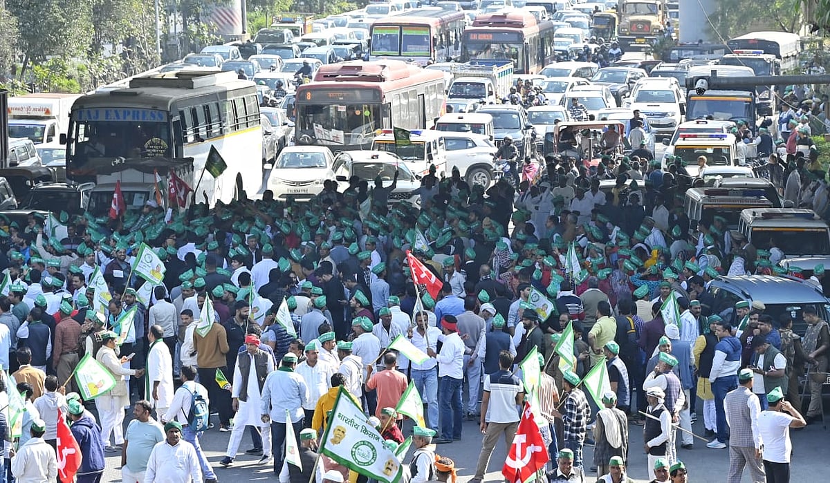 हजारों की संख्या में किसान अपनी मांगों को लेकर आज दिल्ली की ओर कूच कर रहे हैं. इसकी वजह से नोएडा से दिल्‍ली आने वाले रास्‍तों पर लंबा जाम नजर आ रहा है