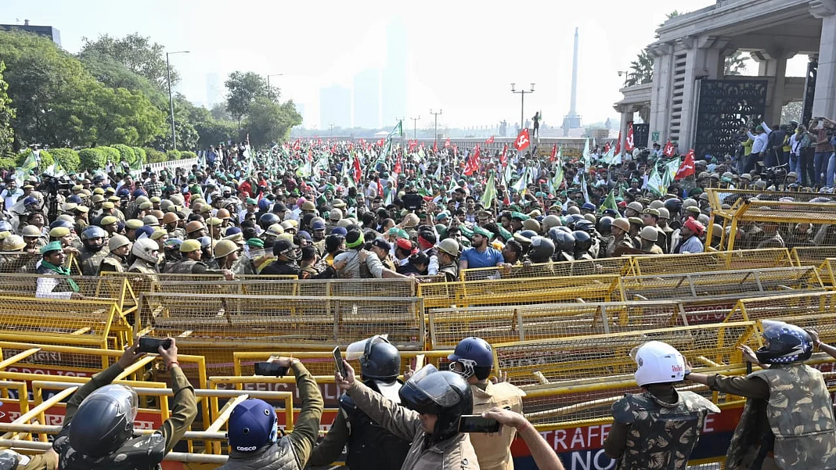 नोएडा में किसानों ने मार्च रोका, दिया 7 दिन का अल्टीमेटम, दलित प्रेरणा स्थल को बनाया ठिकाना (फोटोः विपिन)