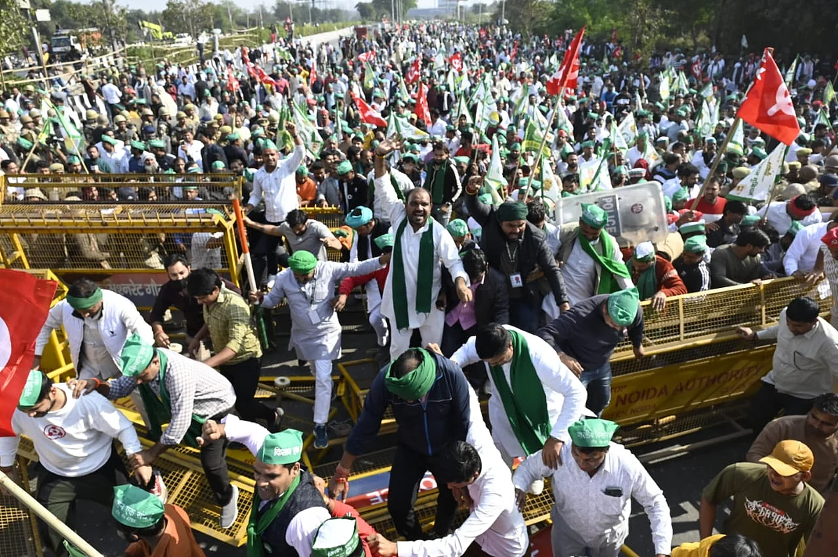 Farmers Protest: नोएडा-दिल्ली बॉर्डर पर बवाल, पुलिस की बैरिकेडिंग तोड़ दिल्ली की ओर बढ़े किसान 