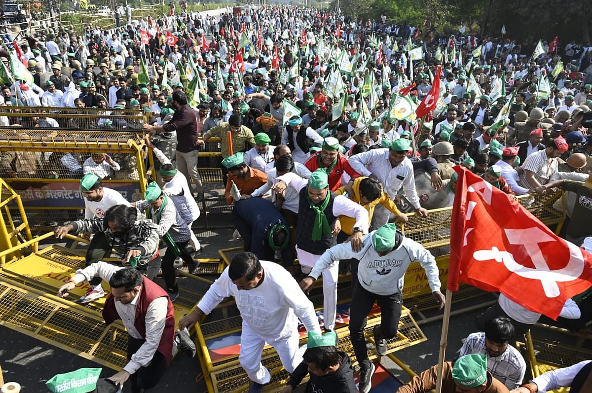 किसानों ने नोएड बॉर्डर पर दिल्ल पुलिस द्वारा लगाए गए बैरीकेड्स को तोड़ दिया है।