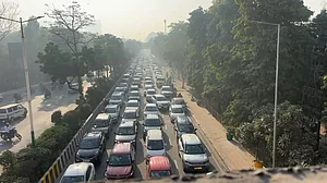 किसानों के दिल्ली कूच को लेकर बॉर्डर पर चेकिंग, लगा लंबा जाम, कई किलोमीटर तक गाड़ियां रेंगती नजर आई