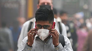 दिल्ली में सांस पर संकट बरकरार, AQI 300 के पार, आंखों में जलन, सांस लेने में लोगों को हो रही परेशानी