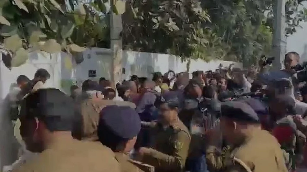 'एक शिफ्ट, एक पेपर' की मांग को लेकर  छात्रों ने BPSC के बाहर किया प्रदर्शन, पुलिस ने किया लाठीचार्ज