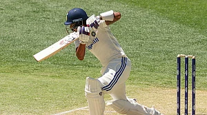 Adelaide Test: मिचेल स्टार्क बने भारत के लिए सिरदर्द, झटके तीन विकेट, डिनर ब्रेक तक भारत का स्कोर- 82/4