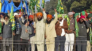 शंभू बॉर्डर से किसान आज फिर दिल्ली करेंगे मार्च, सुरक्षा कड़ी, अंबाला में इंटरनेट सेवाएं 17 दिसंबर तक निलंबित