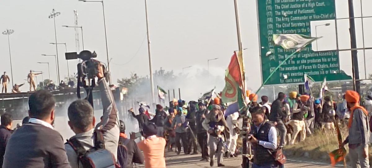 शंभू बार्डर पर फिर बहा किसानों का खून, जमकर चला मिर्च स्प्रे और आंसू गैस के गोले