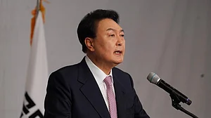 दुनियाः दक्षिण कोरिया में राष्ट्रपति यून पर लगा यात्रा प्रतिबंध और विदेश सचिव ने ढाका में यूनुस से की मुलाकात