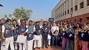 अडानी मुद्दे पर विपक्ष के सरकार पर हमले तेज, 'मोदी अडानी भाई-भाई' लिखा बैग लेकर संसद परिसर में किया प्रदर्शन