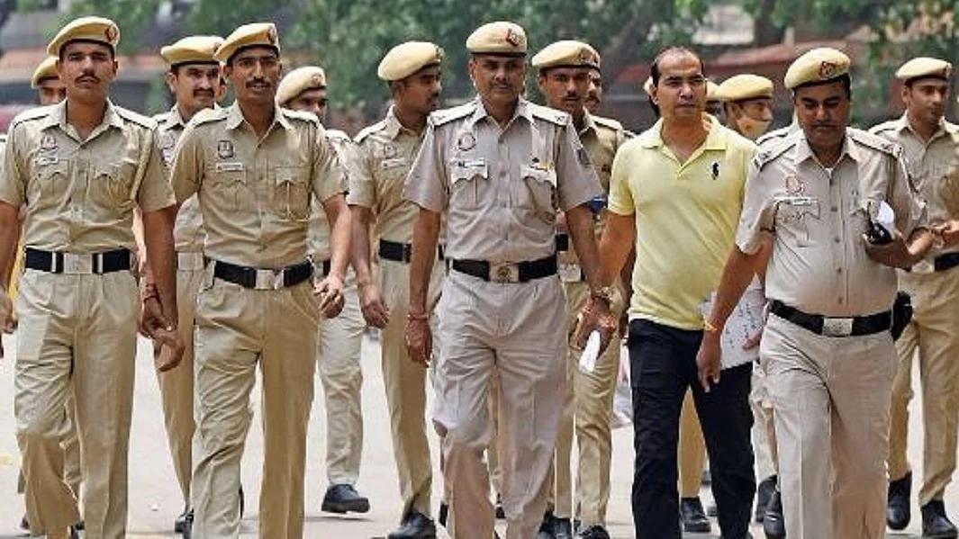 दिल्ली पुलिस में बड़ा फेरबदल, ऐन चुनाव से पहले कई अधिकारी इधर से उधर
