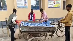 बिहार से शर्मसार कर देने वाली तस्वीर! अस्पताल से ठेले पर शव ले गए परिजन, एंबुलेंस देने से अस्पताल ने किया इनकार