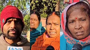 दिल्ली चुनाव: कूड़े के ढेर से परेशान गाजीपुर के लोग, बोले ‘अरविंद केजरीवाल सिर्फ झूठे वादे करते हैं’