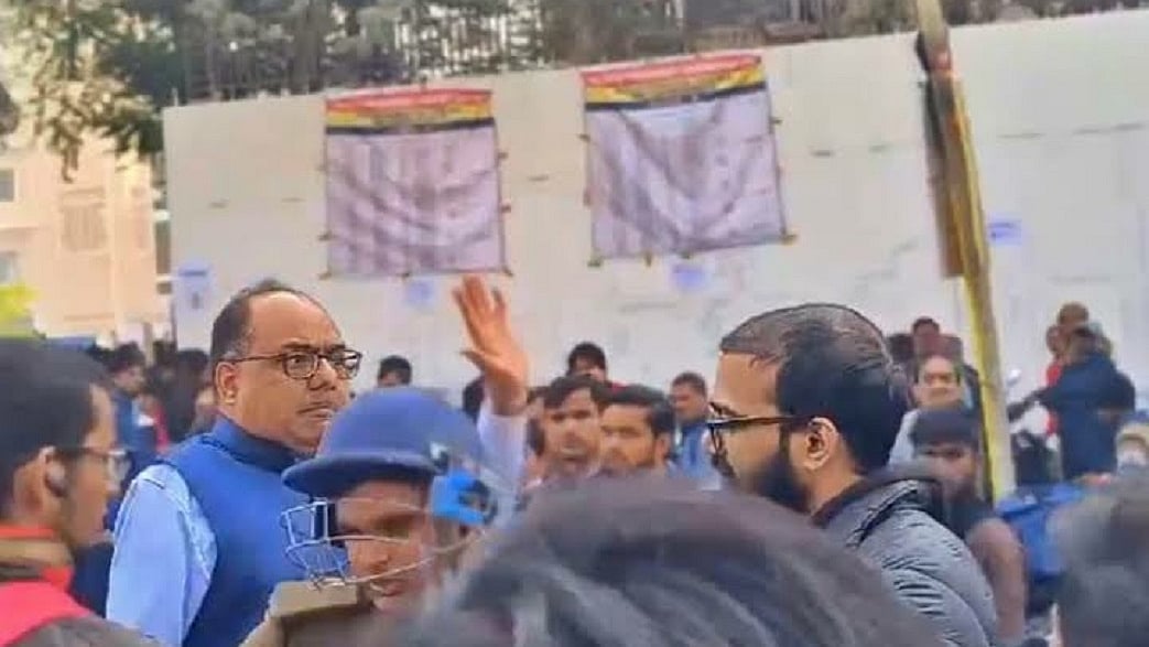 पटना DM ने BPSC अभ्यर्थी को मारा थप्पड़, परीक्षा में गड़बड़ी का आरोप लगा कर रहा था प्रदर्शन