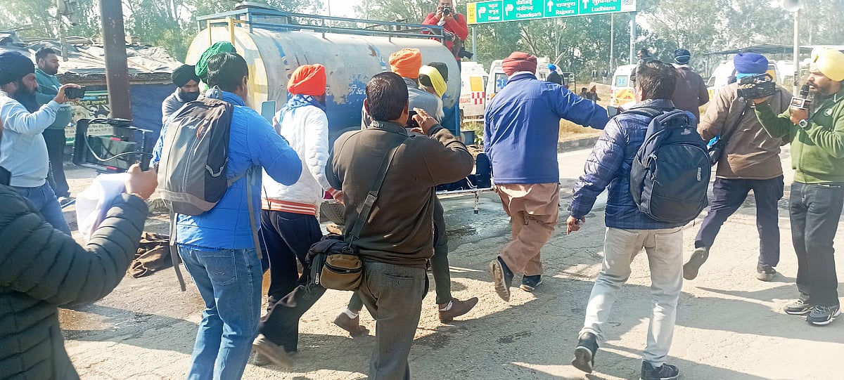 देश की संसद में संविधान के पथ पर चलने की कसमें खा रही मोदी सरकार ने शंभू बार्डर को बनाया जंग का मैदान!