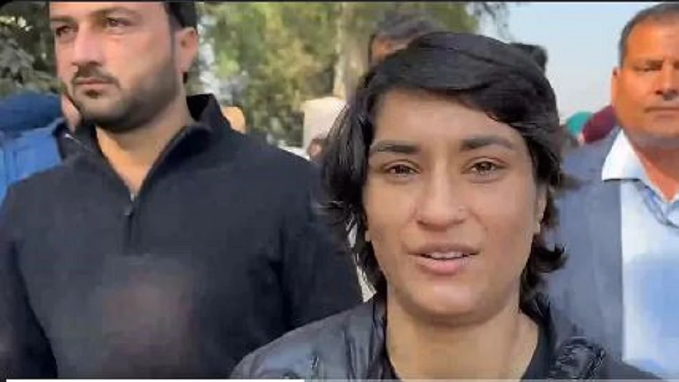 खनौरी बॉर्डरः विनेश फोगाट ने डल्लेवाल से की मुलाकात, बताया मजबूत इरादों वाला किसान नेता