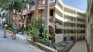 धनकुबेर निकला नोएडा अथॉरिटी का निलंबित अधिकारी, छापे में 16 करोड़ का घर, 15 करोड़ का स्कूल, 60 लाख के गहनों का खुलासा