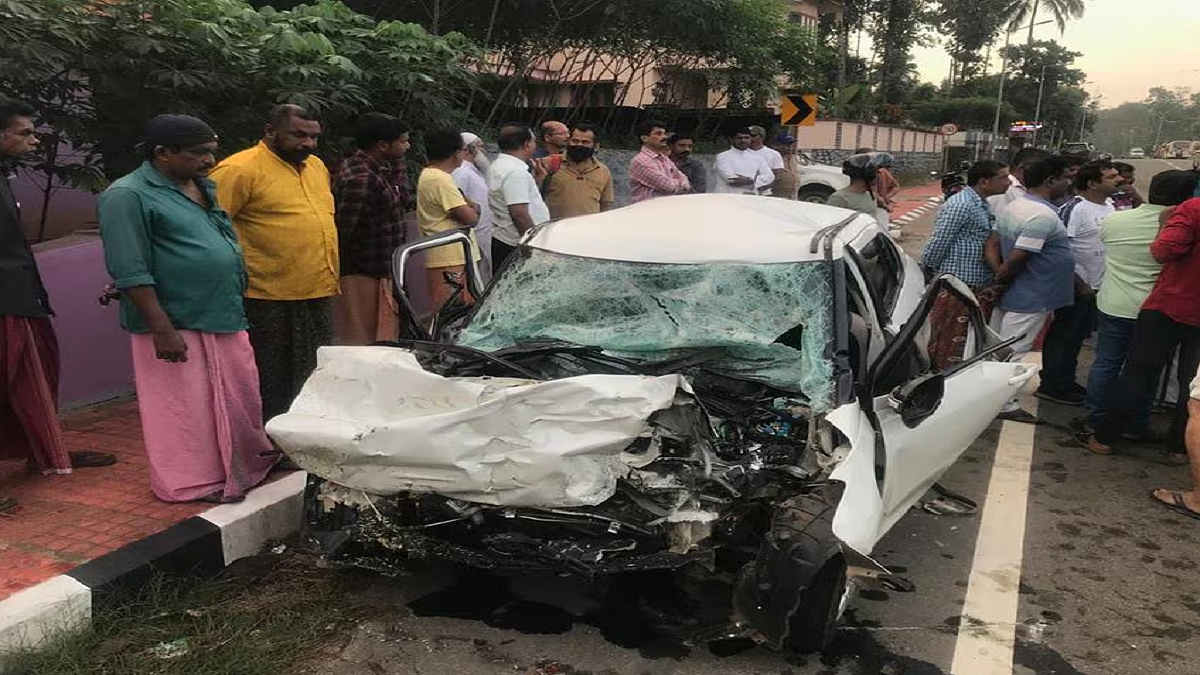 केरल के पथनमथिट्टा जिले में बस और कार की टक्कर में 4 लोगों की मौत।