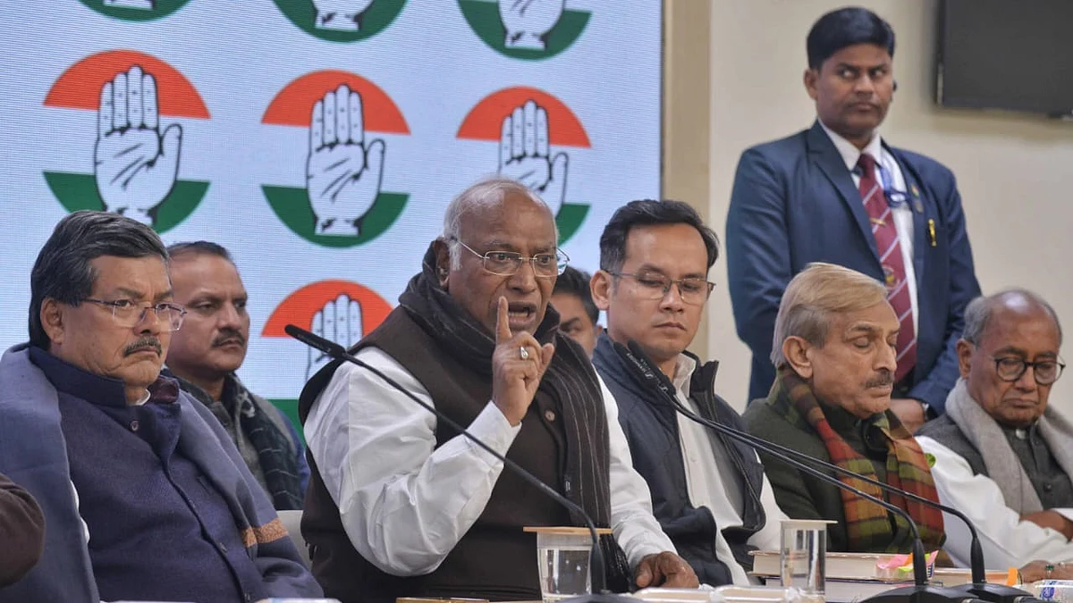 खड़गे ने अंबेडकर के अपमान के लिए अमित शाह को बर्खास्त करने की मांग की (फोटोः विपिन)