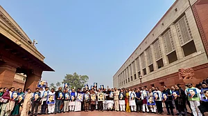 वीडियो: विपक्ष ने किया अमित शाह के भाषण को लेकर विरोध प्रदर्शन, अंबेडकर का अपमान करने का लगाया आरोप