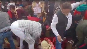 मेरठ में प्रदीप मिश्रा की कथा में भारी भीड़ जुटने के कारण भगदड़, कई महिलाएं चोटिल, पुलिस का भगदड़ से इनकार