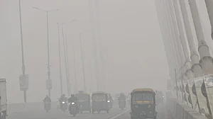 दिल्ली: एक बार फिर से प्रदूषण अपने खतरनाक स्तर पर पहुंचा, आम लोगों का सांस लेना तक हुआ दूभर, AQI पहुंचा 400 पार