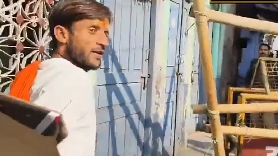 संभल में जुमे की नमाज के दौरान पुलिस ने एक शख्स को हिरासत में लिया, भगवा गमछा डाले मस्जिद के पास घूम रहा था