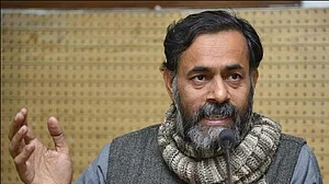 दिल्ली में 'आप' की नींव हिल गई है, शीर्ष नेताओं के सामने पार्टी बचाने की चुनौती - योगेंद्र यादव