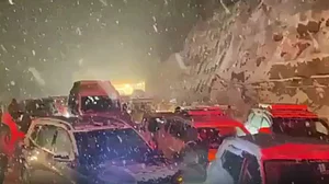 बर्फ ने लगाया ब्रेक! अटल टनल में फंसी 1000 गाड़ियां, बर्फ में फिसलने लगी गाड़ियां, पुलिस कर रही रेस्क्यू