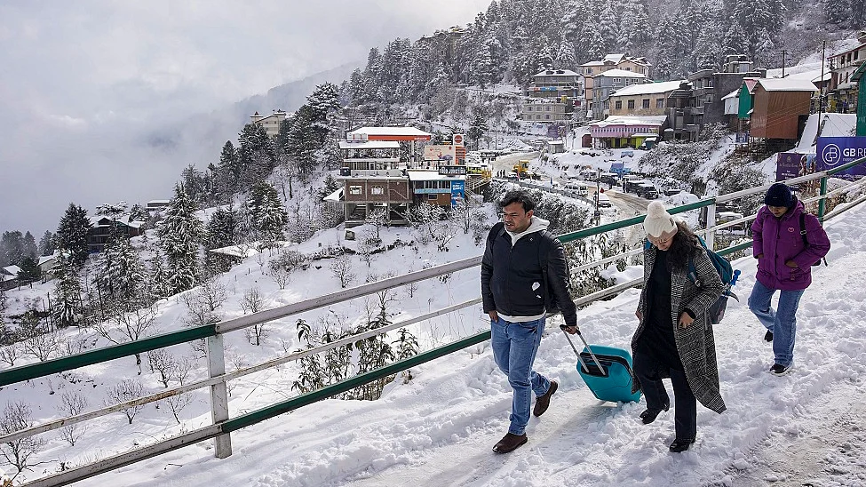हिमाचल प्रदेश में भारी बर्फबारी से 177 सड़कें बंद, पर्यटकों की मौज, शिमला समेत कई शहरों में होटल भरे