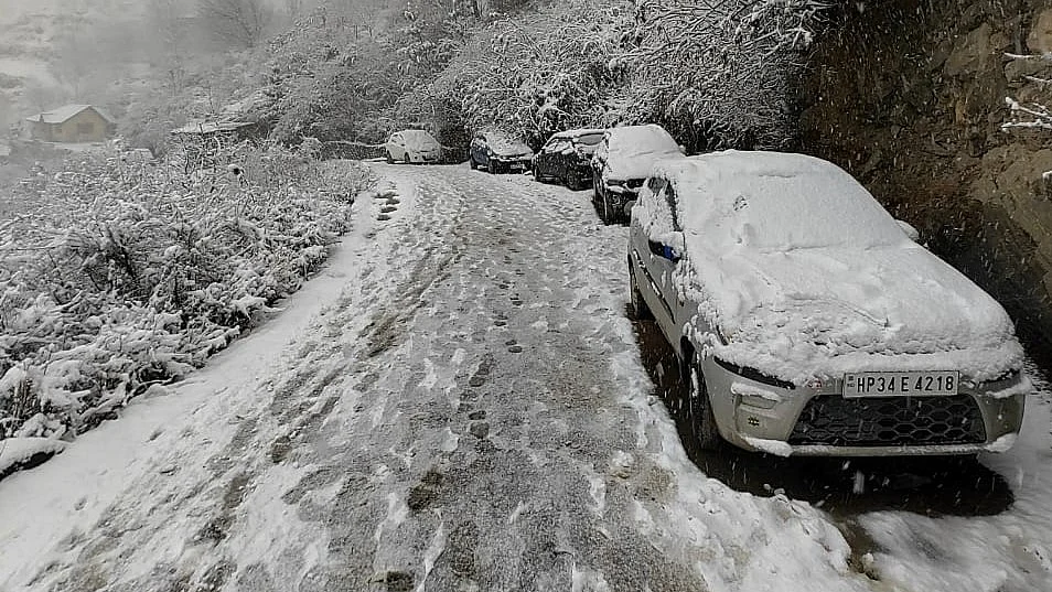 हिमाचल प्रदेश के कई जिलों में बर्फबारी के बाद दौ सो से ज्यादा सड़कें बंद (फोटो- रवि प्रकाश)