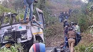 नैनीताल में बड़ा हादसा, पिथौरागढ़ से हल्द्वानी जा रही रोडवेज बस खाई में गिरी, तीन लोगों के मौत की खबर