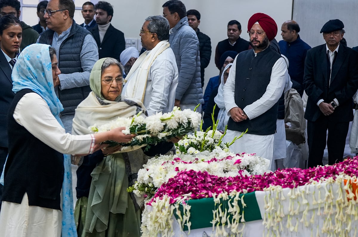 सोनिया गांधी, खड़गे, राहुल गांधी समेत कई नेताओं ने मनमोहन सिंह को AICC में दी श्रद्धांजलि, देखें तस्वीर