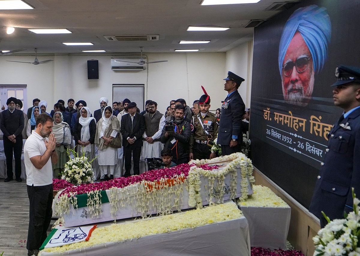 सोनिया गांधी, खड़गे, राहुल गांधी समेत कई नेताओं ने मनमोहन सिंह को AICC में दी श्रद्धांजलि, देखें तस्वीर