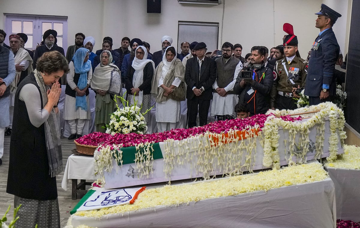 सोनिया गांधी, खड़गे, राहुल गांधी समेत कई नेताओं ने मनमोहन सिंह को AICC में दी श्रद्धांजलि, देखें तस्वीर