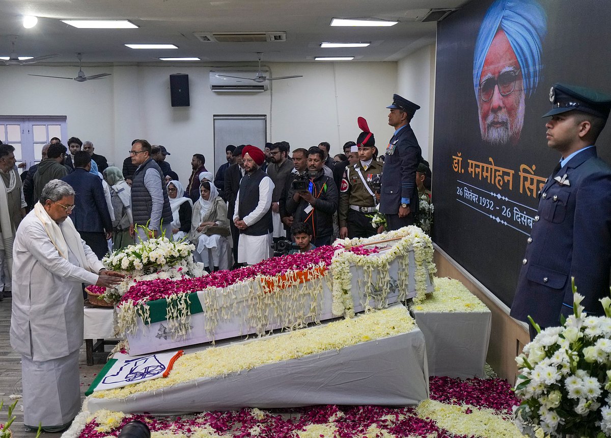 सोनिया गांधी, खड़गे, राहुल गांधी समेत कई नेताओं ने मनमोहन सिंह को AICC में दी श्रद्धांजलि, देखें तस्वीर