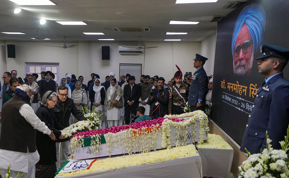 सोनिया गांधी, खड़गे, राहुल गांधी समेत कई नेताओं ने मनमोहन सिंह को AICC में दी श्रद्धांजलि, देखें तस्वीर