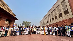 बेशक आज हाशिये पर दम तोड़ता दिख रहा है सच, आखिर में जीत सत्य की ही होगी