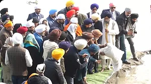 पूर्व पीएम मनमोहन सिंह की अस्थियां यमुना नदी में विसर्जित की गईं, पत्नी, तीनों बेटी और परिवार के सदस्य रहे मौजूद