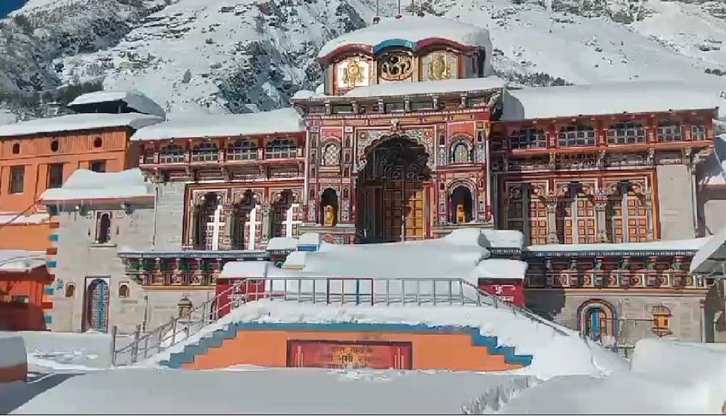 केदारनाथ और बद्रीनाथ धाम में बर्फबारी के बाद बदला मौसम का मिजाज, तापमान में थोड़ी राहत, लेकिन....