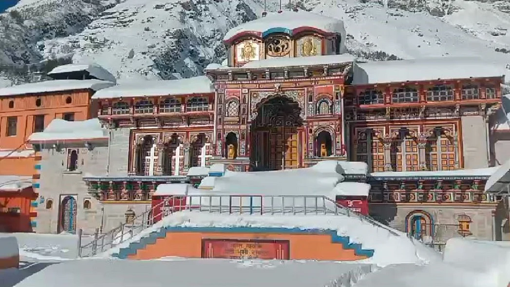 केदारनाथ और बद्रीनाथ धाम में बर्फबारी के बाद बदला मौसम का मिजाज, तापमान में थोड़ी राहत, लेकिन....