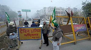 पंजाब में किसानों का बंद, कई जगहों पर सड़कें जाम, रेलवे ट्रैक भी बैठे प्रदर्शनकारी, यातायात प्रभावित