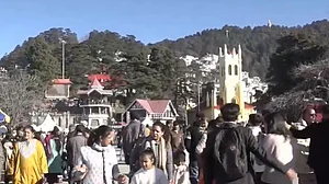 नए साल पर गुलजार है पहाड़ों की रानी शिमला, जश्न मनाने के लिए उमड़ी भीड़, सैलानियों को बर्फबारी का इंतजार