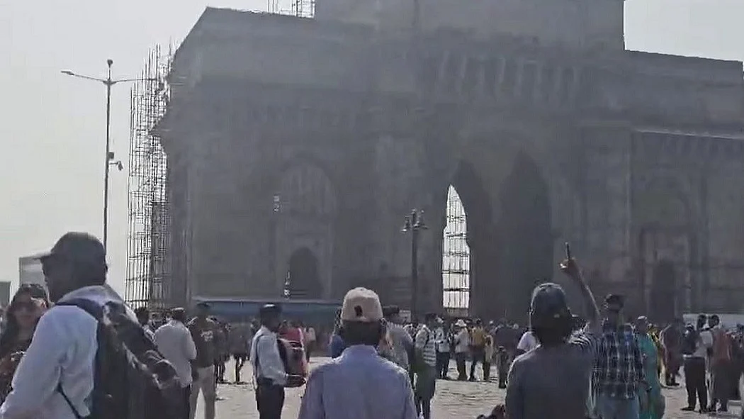 नए साल के जश्न को लेकर मुंबई पुलिस सख्त, गेटवे ऑफ इंडिया और मरीन ड्राइव पर पटाखे बैन